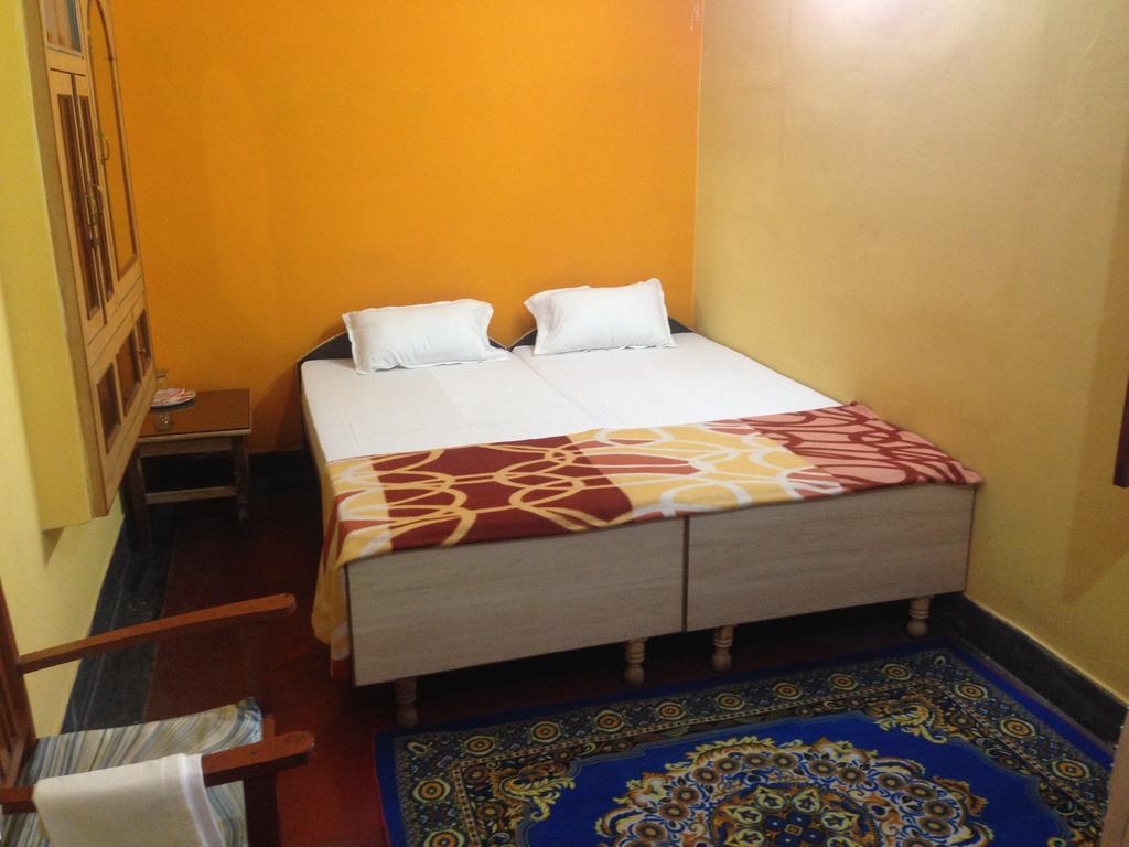 Paradise Inn Guest House Варанаси Стая снимка