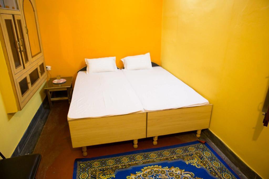 Paradise Inn Guest House Варанаси Стая снимка
