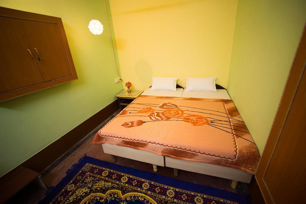 Paradise Inn Guest House Варанаси Стая снимка